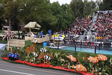 露西寵物「創造波浪」花車由八隻寵物犬進行衝浪表演,創下最長與最重兩項花車紀錄,獲大會「非凡獎」(Extraordinaire)。(徐綉惠/大紀元)